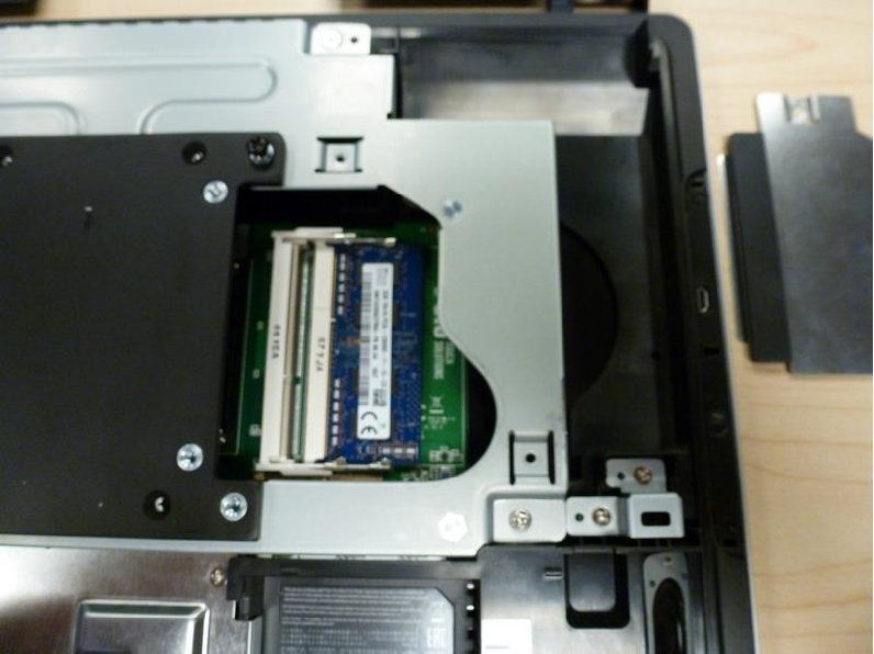 Accediendo y reemplazando módulos SO-DIMM RAM en la placa base