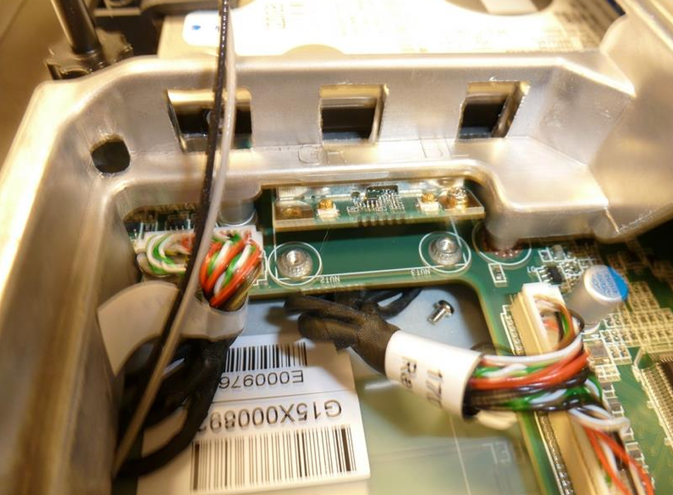 Wi-Fi-Adapter hebt sich nach oben aus dem Slot