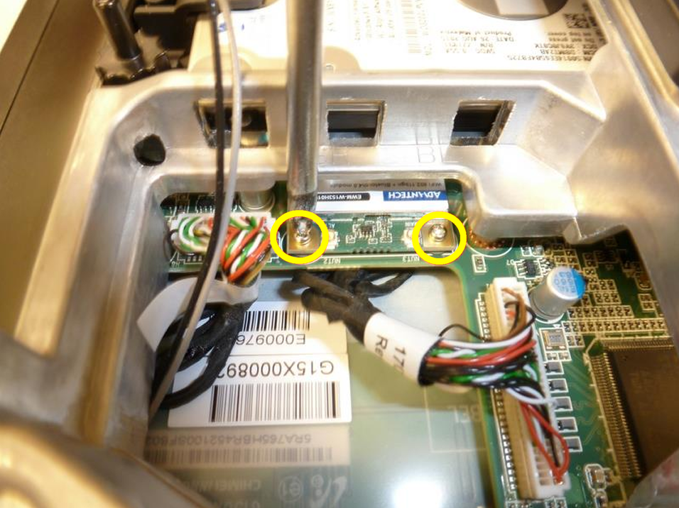 De schroeven van de Wi-Fi-adapter verwijderen