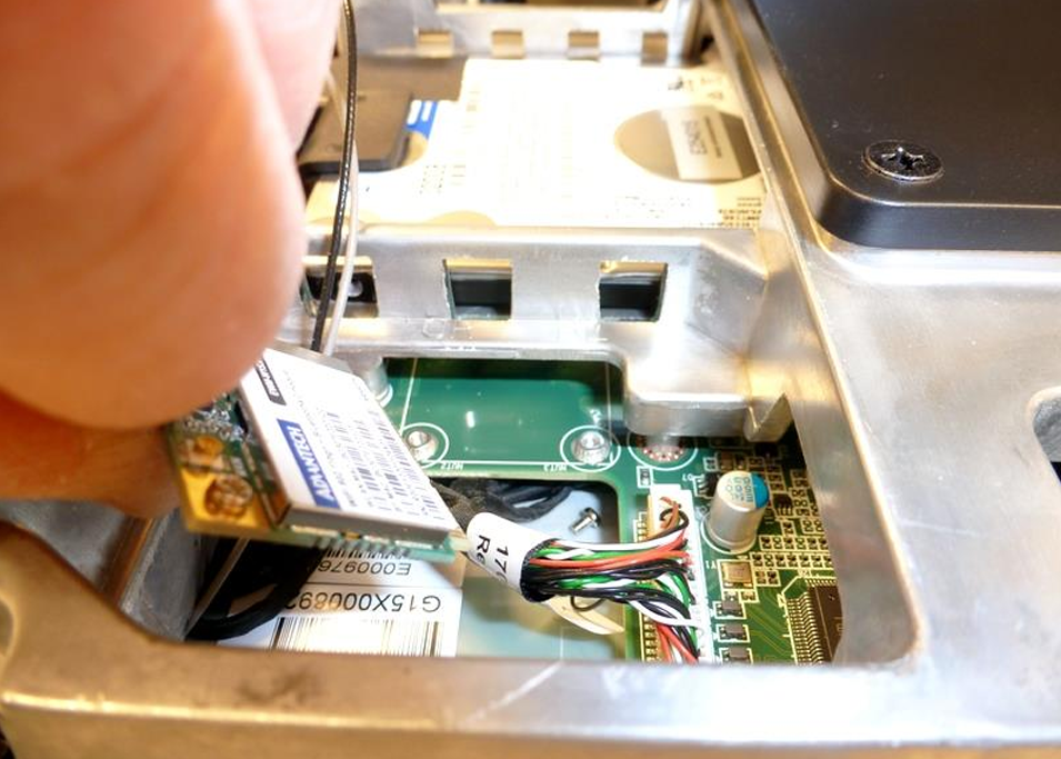 De Wi-Fi-adapter uit de eenheid verwijderen