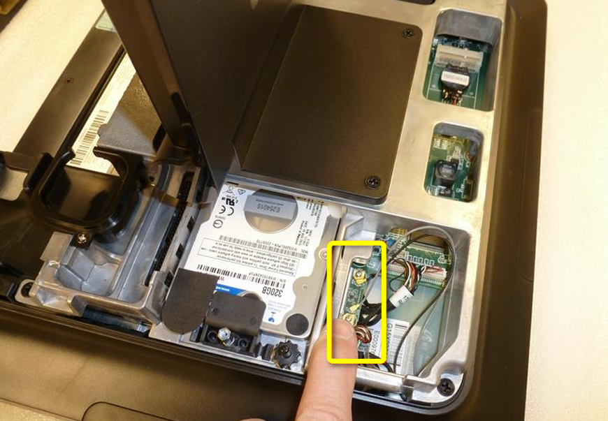 Locatie van de Wi-Fi-adapter en antennekabels